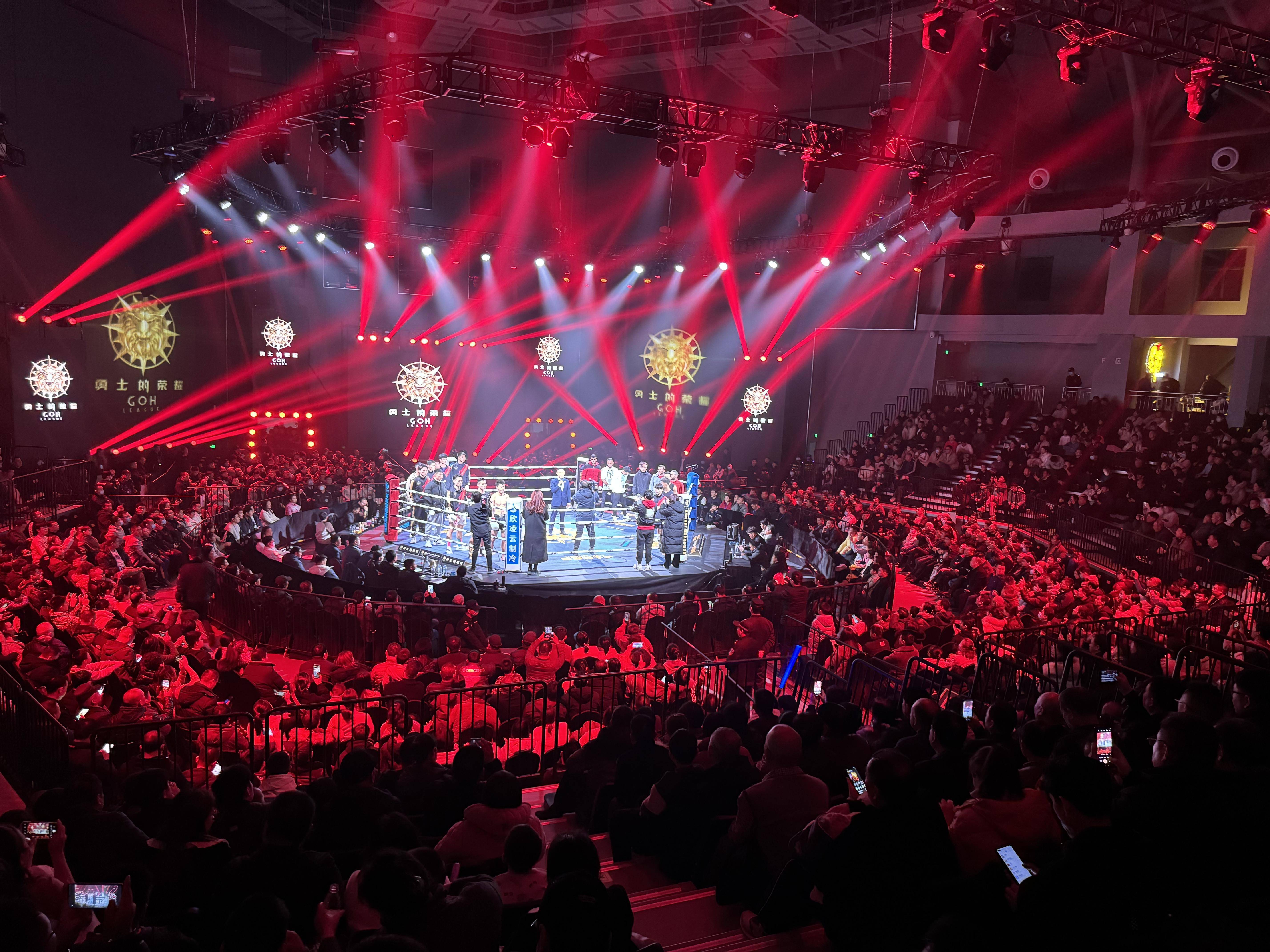 顶尖球员实力对决，现场气氛紧张刺激(顶尖球员与超级巨星)