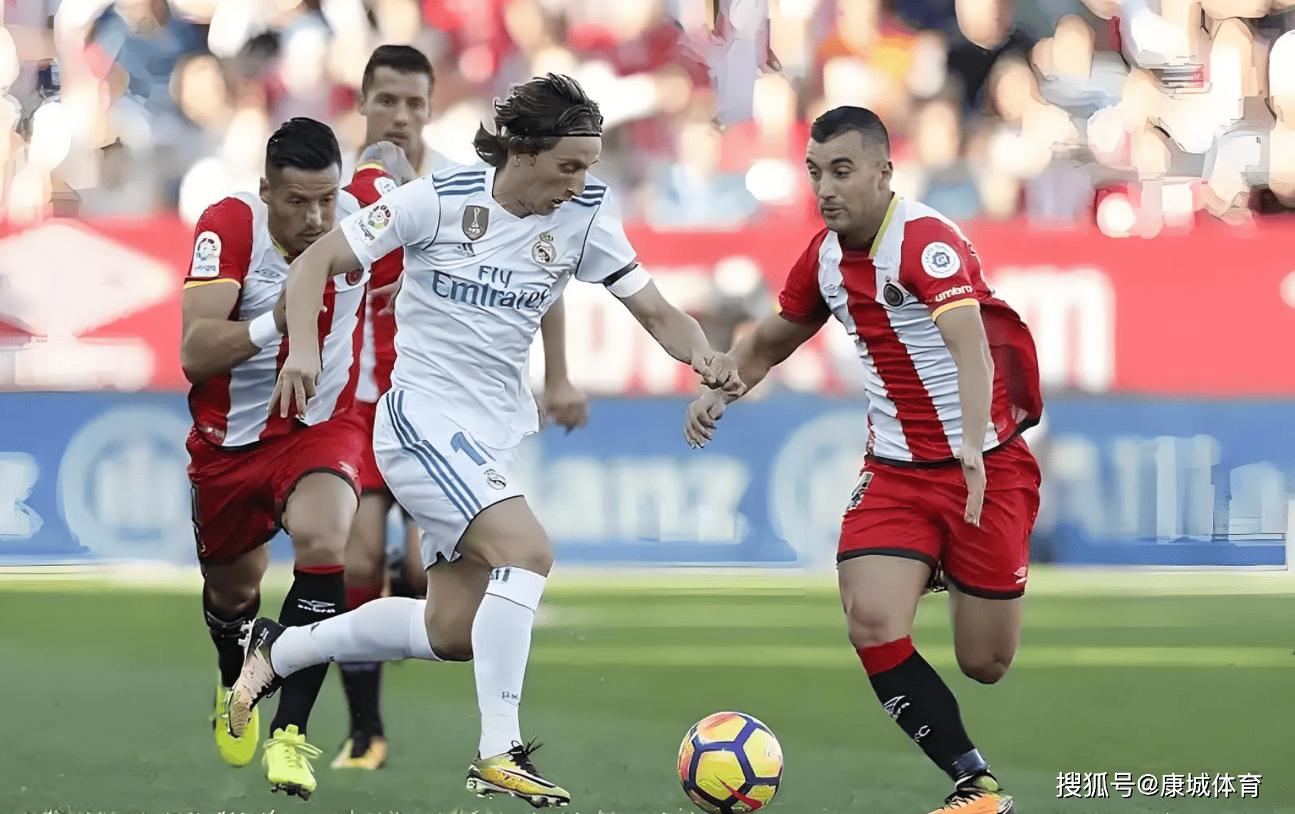 马赛队前锋连入数球，成为球队进攻焦点